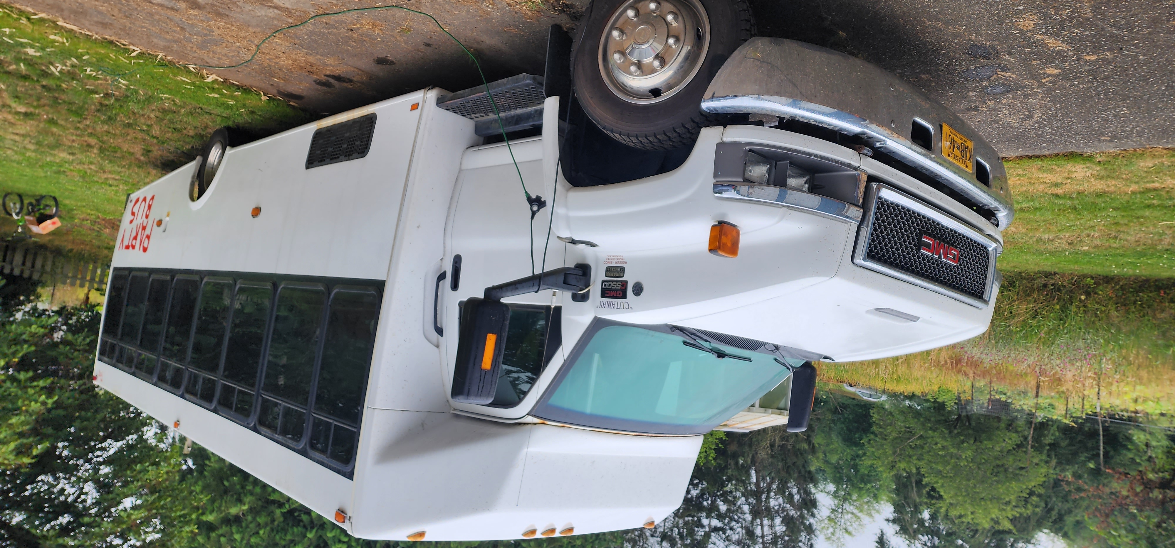 2007 GMC C5500 party bus view